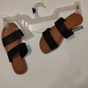 Universal Thread Black and Brown Sandals